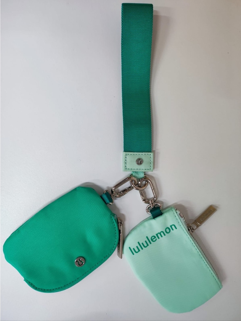 Lululemon Green dual pouch Brad new without tag